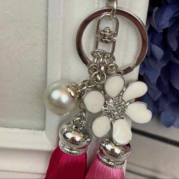 Chic Two Tone Pink Tassel Flower Pearl Keychain - Picture 4 of 16